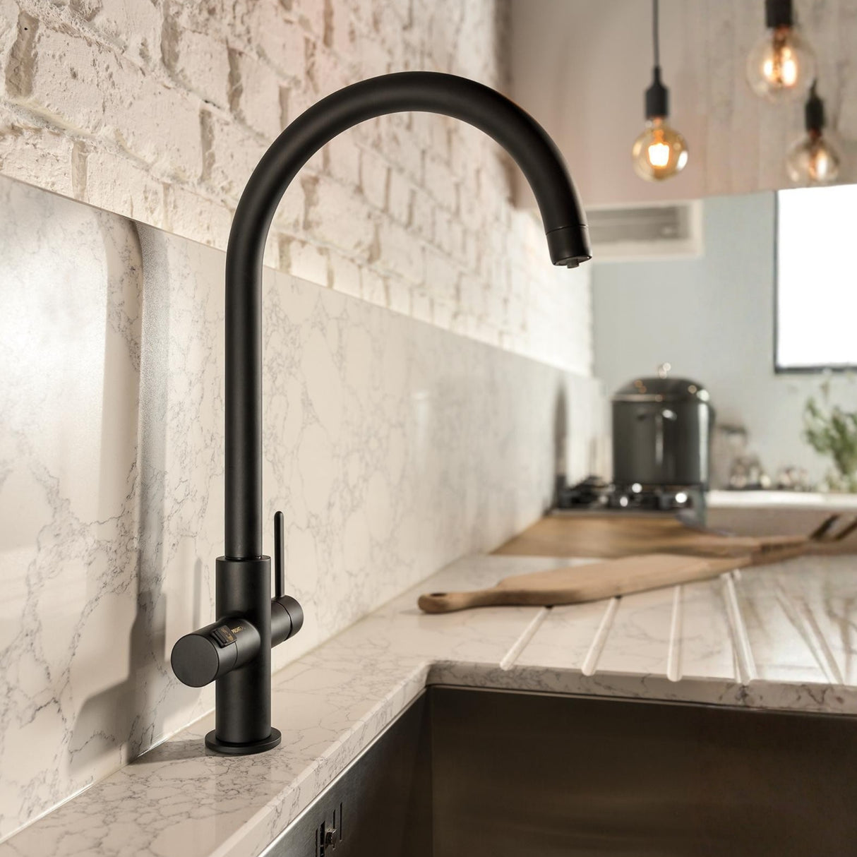 Pronteau Prothia C-Spout 2.1 Litres with Tab Single Lever in Matt Black Life Style