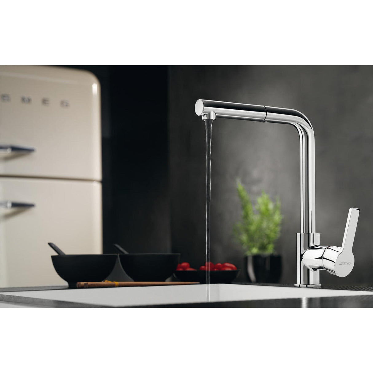 Smeg Miro Pull Out Spray Mixer Tap  With Single Lever In Polished Chrome 56982270 Lifestyle