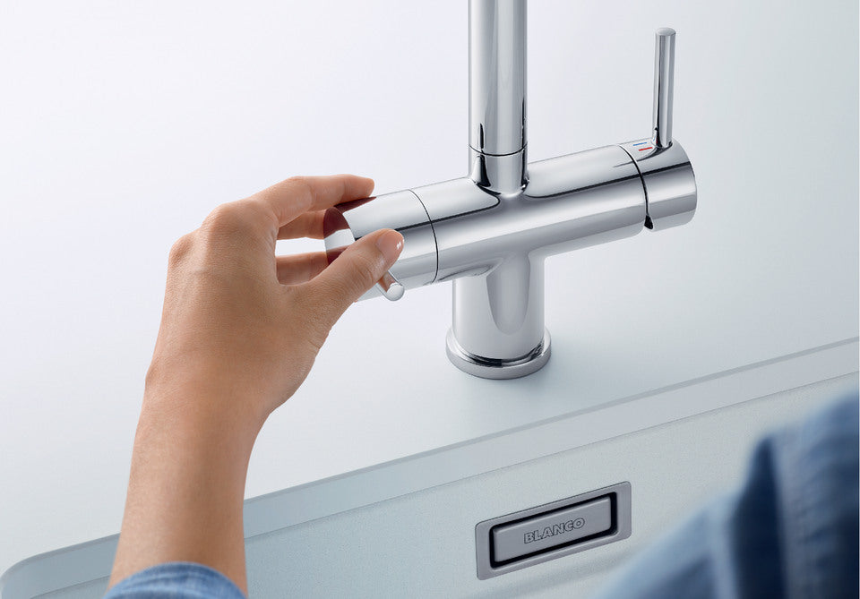 BLANCO Fontas-S II Single Lever Filter Kitchen Mixer Tap with Pull-Out Spray Filter Water Control in Use