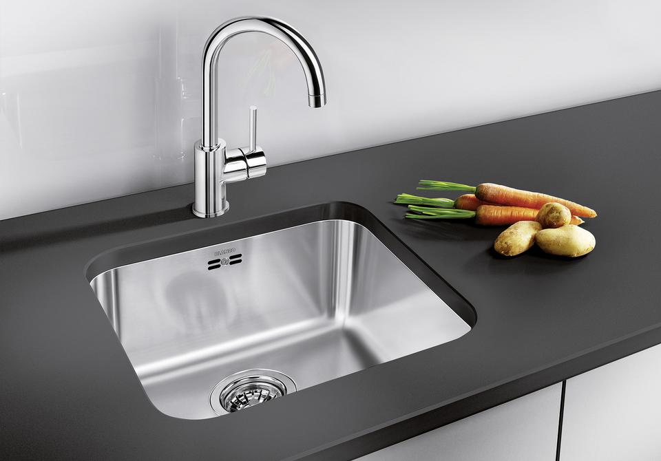 BLANCO Mida Eco-Flow Single Lever Kitchen Mixer Tap in Chrome over an Undermount Sink