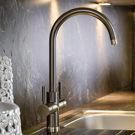 Pronteau ProStream C-Spout 2.1 litres 3-in-1 Filter Tap in Graphite and Brushed Nickel Life Style