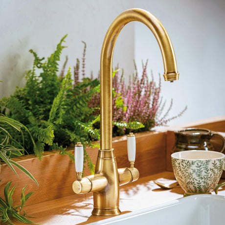 Pronteau ProTrad C-Spout 4-in-1 with ProBoil Filter Tap in 2.1 Litres Antique Brass Life Style
