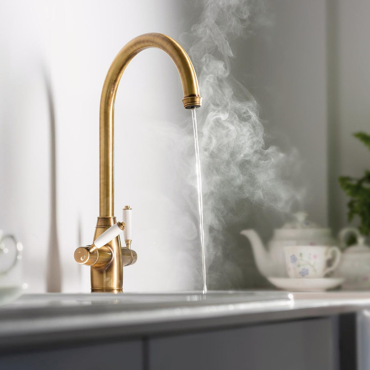 Pronteau ProTrad C-Spout 4-in-1 with ProBoil Filter Tap in 2.1 Litres Antique Brass Life Style