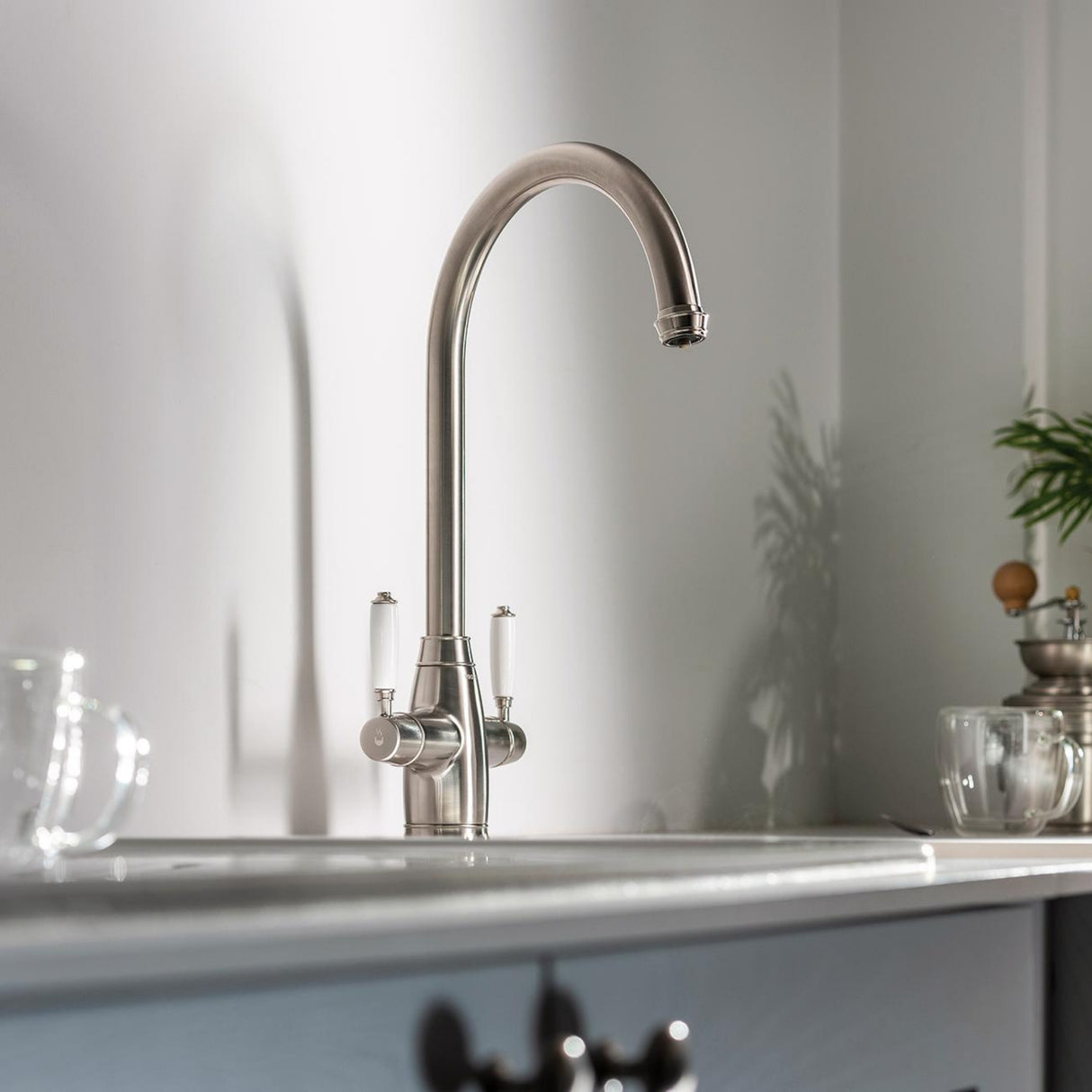 Pronteau ProTrad C-Spout Brushed Nickel 3-in-1 Filter Tap in 2.1 Litres Life Style