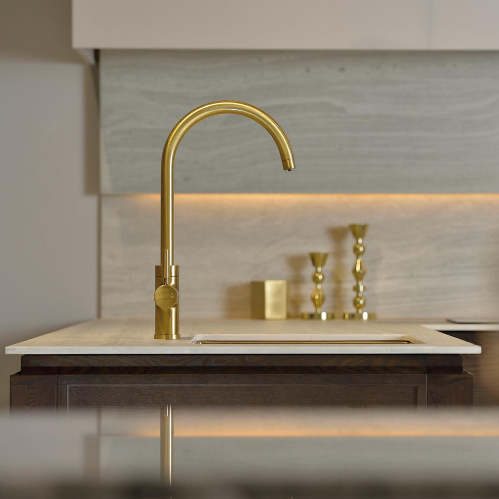 Pronteau Prothia C-Spout 2.1 Litres with Tab Single Lever in Brushed Brass Life Style