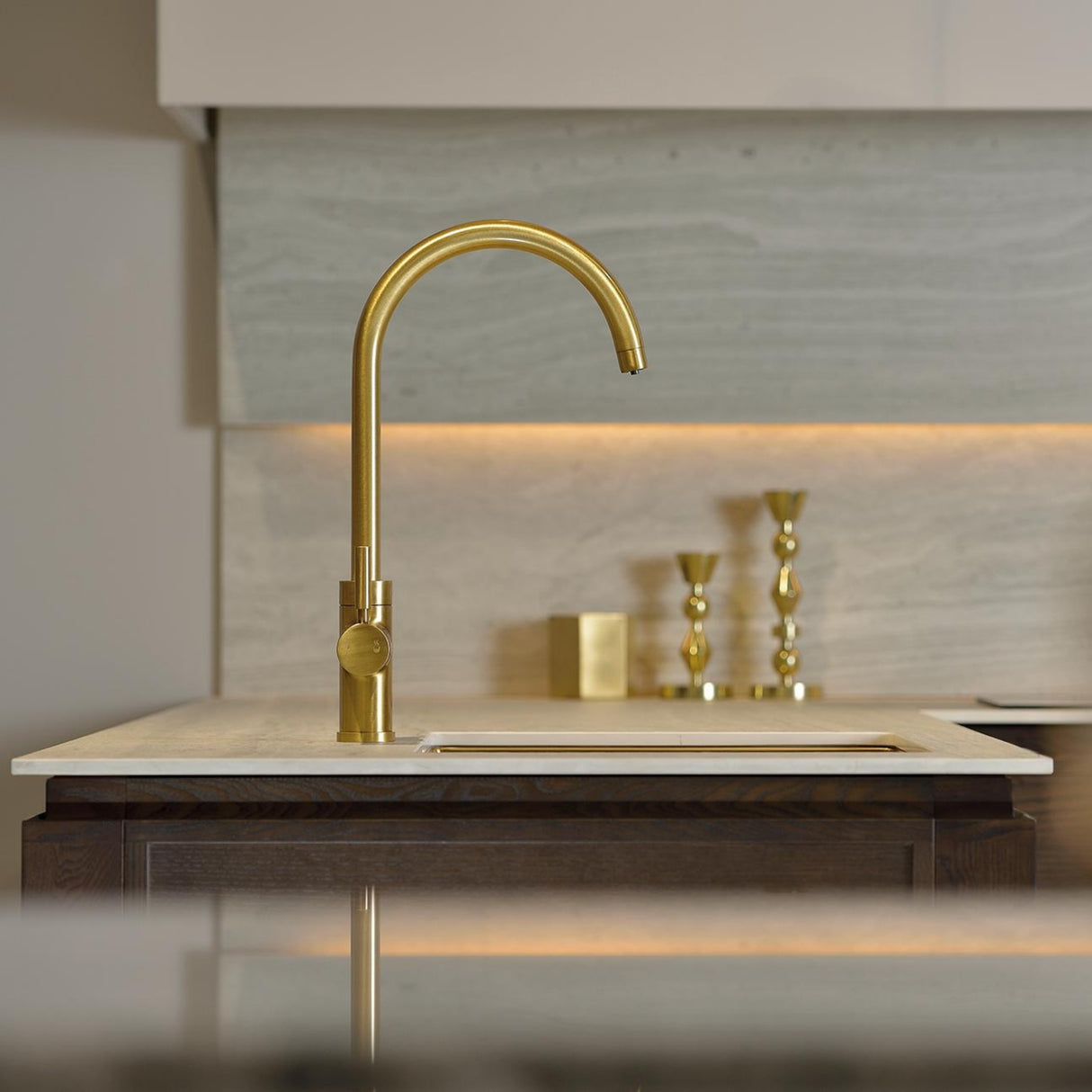 Pronteau Prothia C-Spout 2.1 Litres with Tab Single Lever in Brushed Brass Life Style