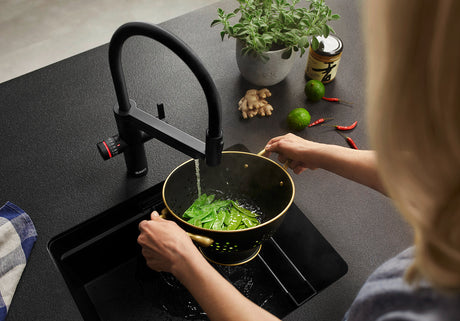 BLANCO Evol-S Pro 4-in-1 Boiling Water Kitchen Tap Rinsing Vegetables with the Spray Hose