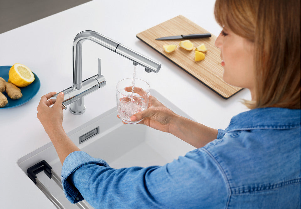 BLANCO Fontas-S II Single Lever Filter Kitchen Mixer Tap with Pull-Out Spray Filling a Glass with Filtered Water