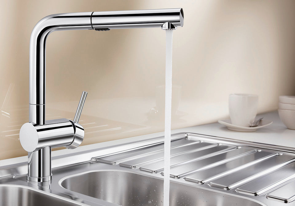 BLANCO Linus-S Vario Single Lever Kitchen Mixer Tap with Pull Out Spray Filling a Glass over the Drainer
