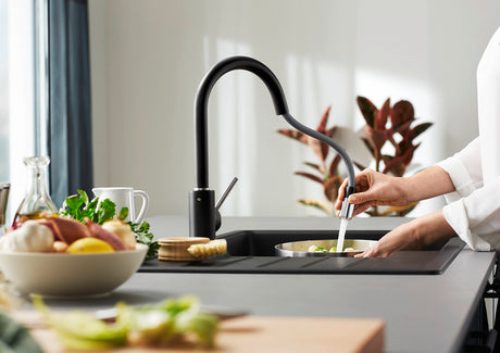 BLANCO Mida-S Single Lever Kitchen Mixer Tap with Pull-Down Handspray in Black Pull-Down Spray in Use