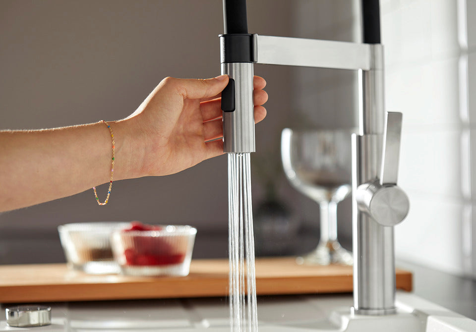BLANCO Sonea S-Flexo Single Lever Kitchen Mixer Tap with Pull Out Spray Spray Jet in Use