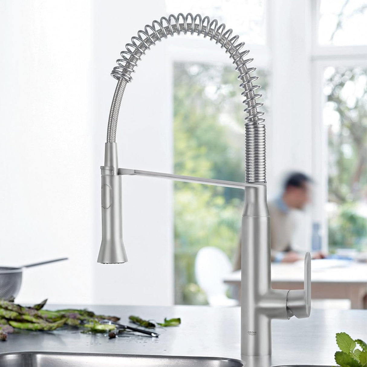 Grohe K7 Professional Tap Medium Height Pull Out Spray Single with Lever Monobloc Mixer In Polished Chrome Video